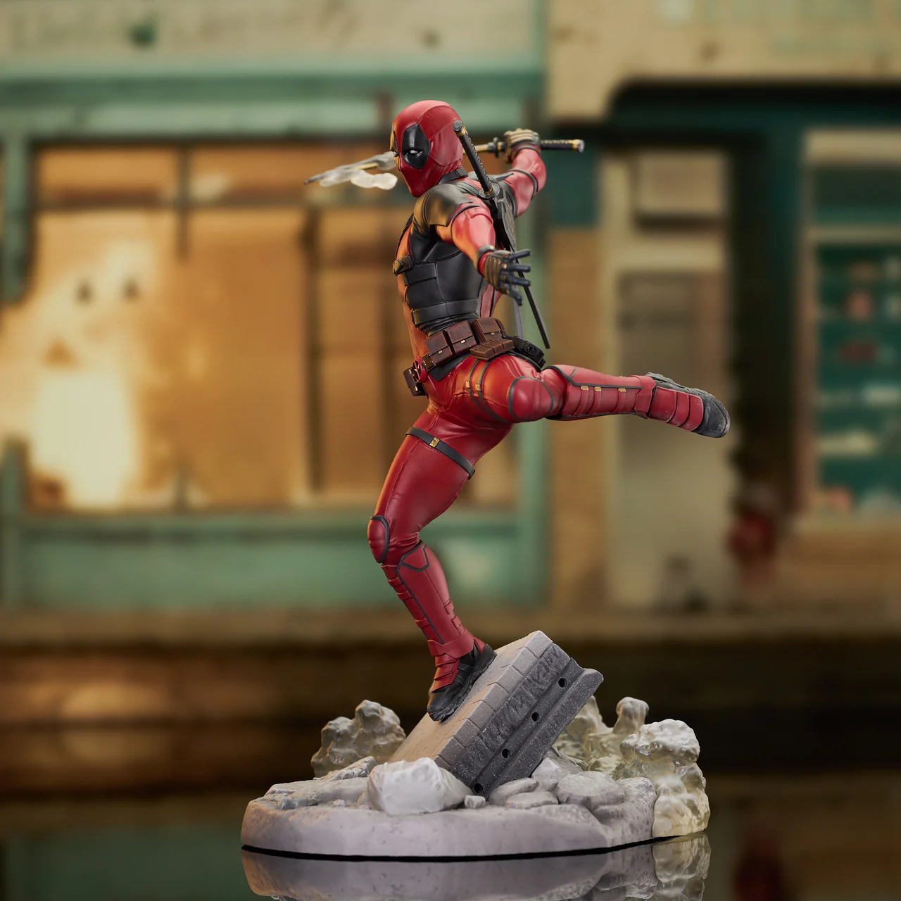 Deadpool Marvel Deadpool & Wolverine Gallery Diorama Figurka 25 cm - Image 4
